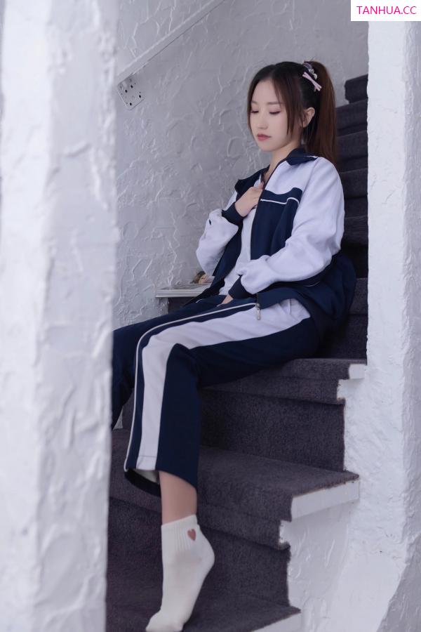   [XiuRen]高清写真图 2023.10.18 No.7528 杏子Yada 制服美腿第16张图片
